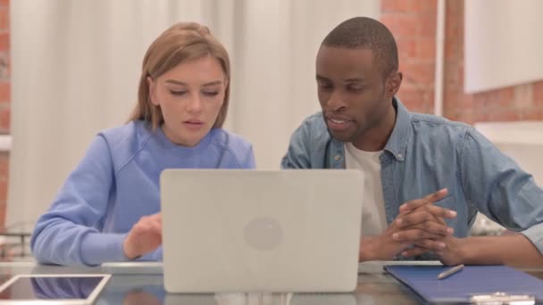 Casal Interracial Animado Comemorando Sucesso Laptop — Vídeo de Stock