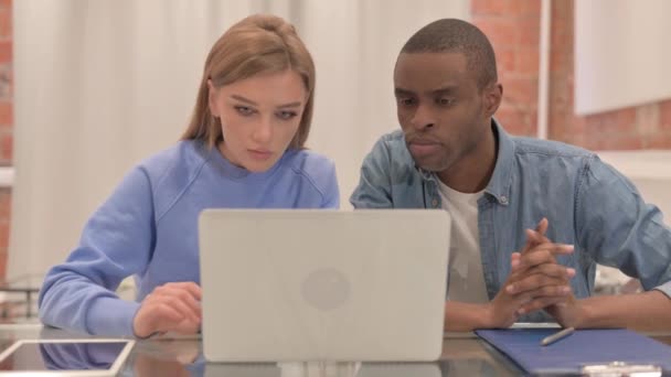Casal Interracial Chocado Por Perda Laptop — Vídeo de Stock
