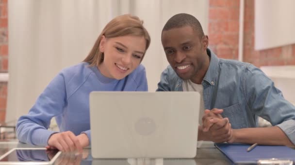 Online Video Chat Door Interraciale Paar Laptop — Stockvideo