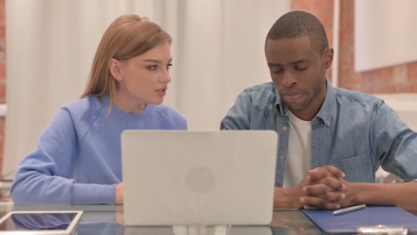 Casal Interracial Perturbado Discutindo Conversa Telefônica — Vídeo de Stock