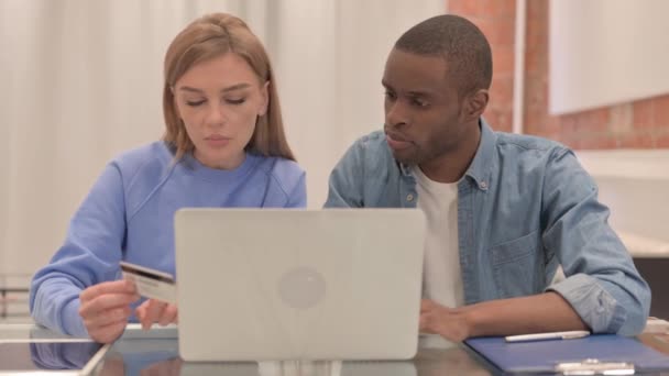 Interracial Couple Upset Failed Online Shopping Laptop — Stock Video