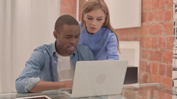 Casal Interracial Trabalhando Laptop Casa — Vídeo de Stock