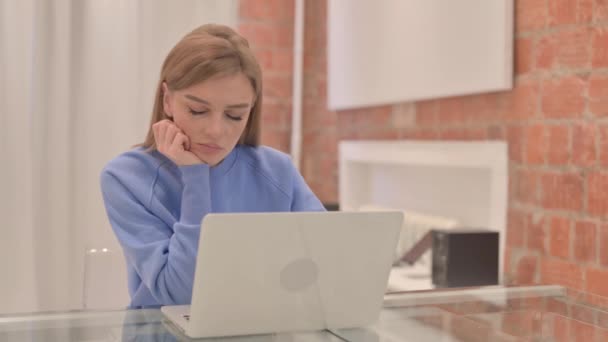 Unavená Mladá Žena Spí Zatímco Sedí Před Notebookem — Stock video
