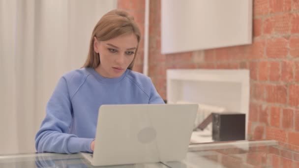 Spent Ung Kvinne Som Feirer Suksess Laptop – stockvideo