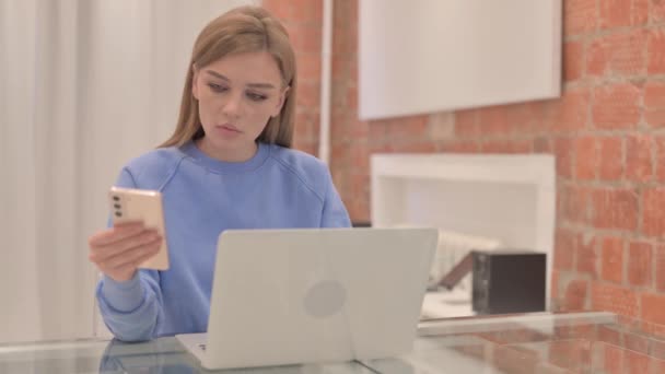 Jovem Mulher Trabalhando Laptop Smartphone — Vídeo de Stock