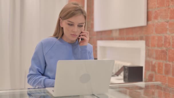 Młoda Kobieta Rozmawiająca Przez Telefon Pracy — Wideo stockowe