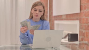 İş yerinde Para Sayan Genç Kadın, Dolar