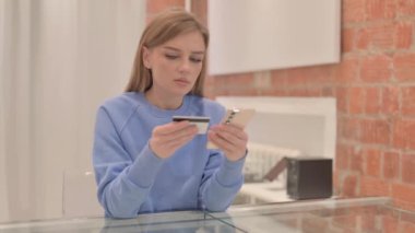 Smartphone 'da Genç Kadın Alışverişi