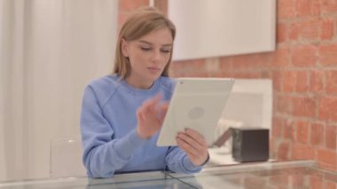 Tablet Bilgisayarında Başarıyı Kutlayan Genç Kadın