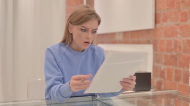 Sözleşmeyi Okurken Genç Kadın Üzülüyor