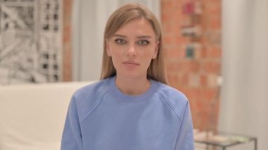 Şaşırmış Genç Kadın Portresi Heyecanlı