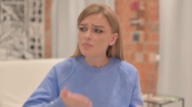 Tartışan ve Dövüşen Kızgın Genç Kadın Portresi