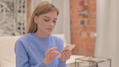 Akıllı telefon kullanan Genç Kadın Portresi