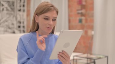 Tablet 'te Video Sohbeti Yapan Genç Kadın Portresi