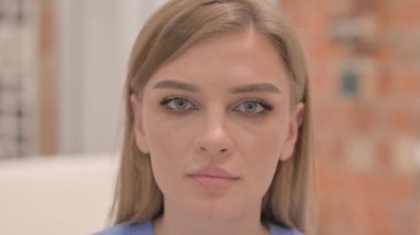 Ciddi Genç Kadın Yüzüne Yakın