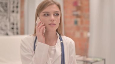 Telefondaki Konuşan Kadın Doktor Portresi