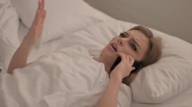Yatakta Telefonda Tartışan Üzgün Genç Kadın