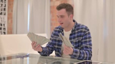 Heyecanlı Genç Sıradan Adam Havaya Para Fırlatıyor, Başarı