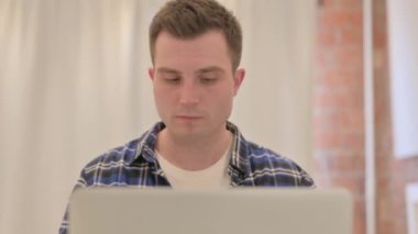 Laptop Çalışma Baş ağrısı ile Genç Adam Close Up