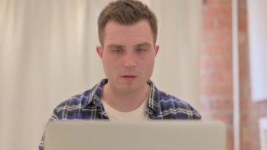 Laptop kullanırken Genç Adam 'ın öksürmesini kapat