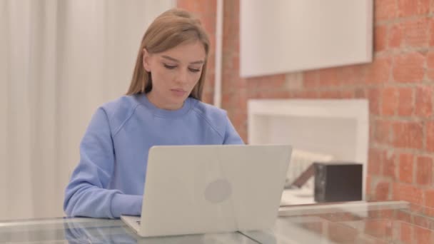 Mulher Jovem Olhando Para Câmera Enquanto Trabalhava Laptop — Vídeo de Stock