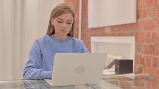 Ung Kvinna Ler Mot Kameran När Arbetar Laptop — Stockvideo