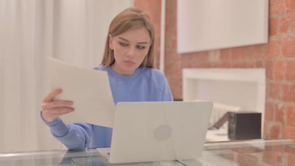 Mulher Jovem Perturbada Pela Perda Laptop Documentos Contrato — Vídeo de Stock