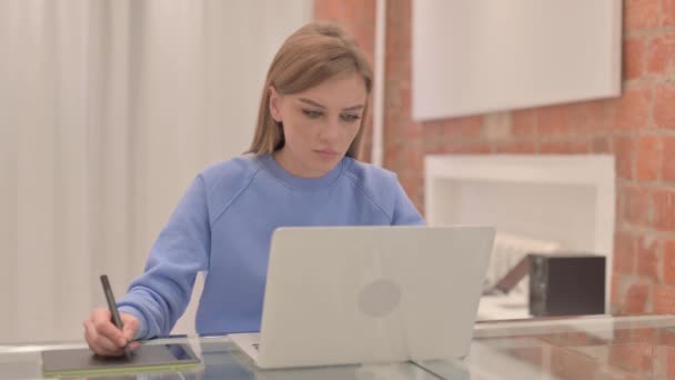 Νεαρή Γυναίκα Σχεδιάζοντας Online Γραφικό Tablet Και Laptop — Αρχείο Βίντεο