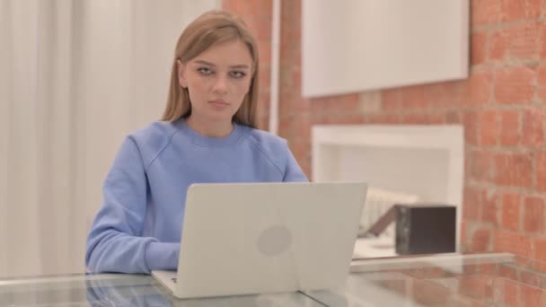 Avvisa Ung Kvinna Skakar Huvudet Förnekelse När Arbetar Laptop — Stockvideo