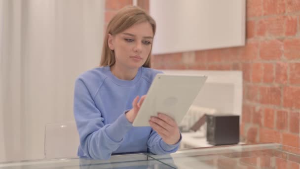 Веселая Молодая Женщина Помощью Планшетного Компьютера — стоковое видео