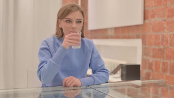 Ung Kvinna Dricker Vatten Medan Sitter Hemma — Stockvideo