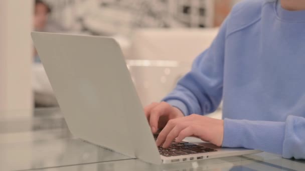 Dizüstü Bilgisayarda Çalışan Kadınının Kapanışı — Stok video