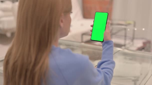 Kadınını Kapat Yeşil Ekranlı Telefonu Kullan — Stok video