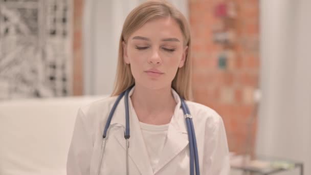 Retrato Una Doctora Seria Clínica — Vídeos de Stock