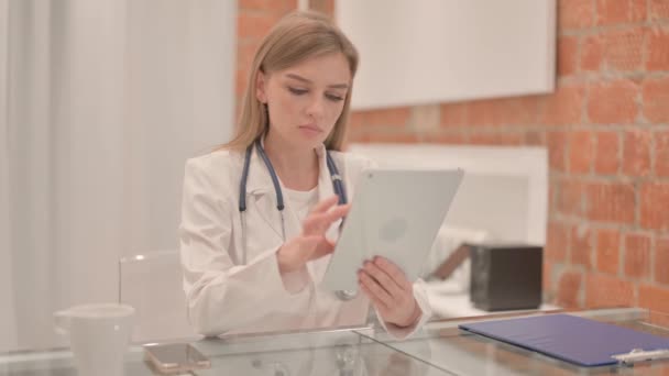 Vrouwelijke Arts Die Tablet Gebruikt Kliniek — Stockvideo