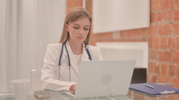 Daumen Hoch Von Ärztin Auf Laptop Klinik — Stockvideo