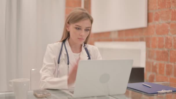 Chat Vídeo Line Por Médico Fêmea Laptop Clínica — Vídeo de Stock