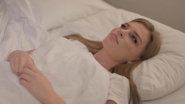 Μυαλωμένη Νεαρή Γυναίκα Ξαπλωμένη Στο Κρεβάτι — Αρχείο Βίντεο