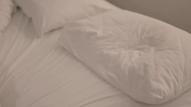 Κουρασμένη Νεαρή Γυναίκα Ξαπλωμένη Στο Κρεβάτι Για Κοιμηθεί — Αρχείο Βίντεο