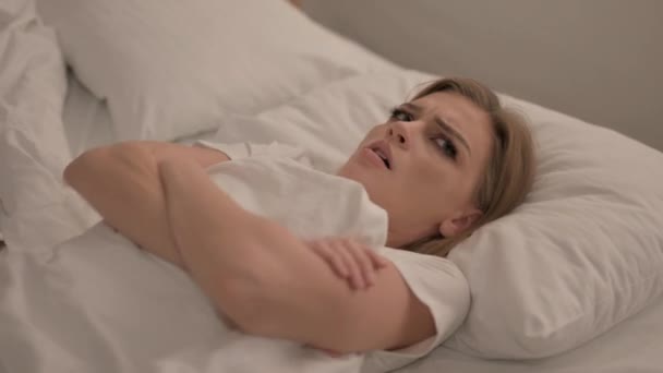 Νεαρή Γυναίκα Σκέφτεται Ενώ Βρίσκεται Στο Κρεβάτι — Αρχείο Βίντεο