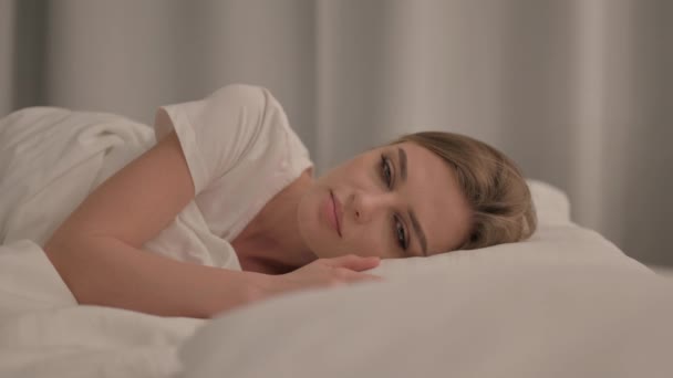 Вид Сбоку Молодую Женщину Лежащую Кровати — стоковое видео