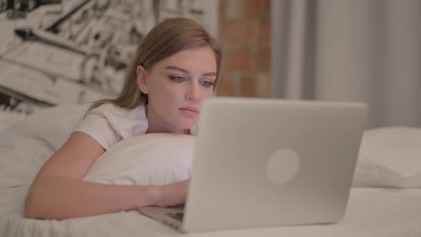Giovane Donna Che Lavora Sul Computer Portatile Mentre Sdraiato Sullo — Video Stock