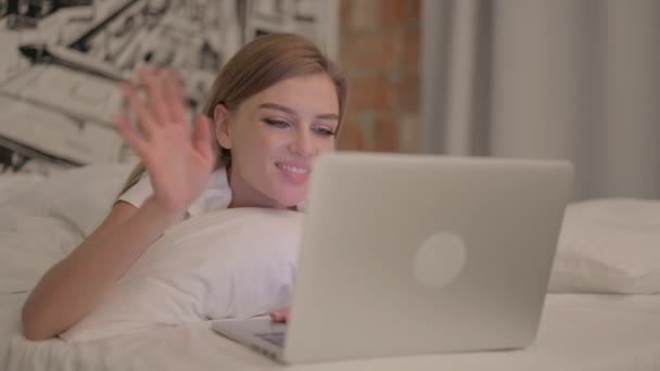 Video Chat Online Giovane Donna Sul Computer Portatile Mentre Sdraiato — Video Stock