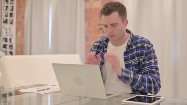 Ung Avslappnad Man Med Huvudvärk Arbetar Laptop — Stockvideo