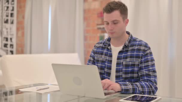 Молодой Случайный Человек Болями Запястье Работает Ноутбуке — стоковое видео