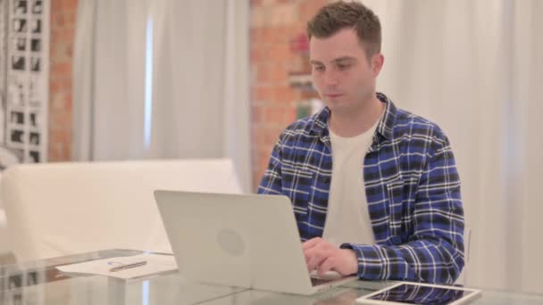 Ung Casual Man Hosta Arbetar Laptop — Stockvideo
