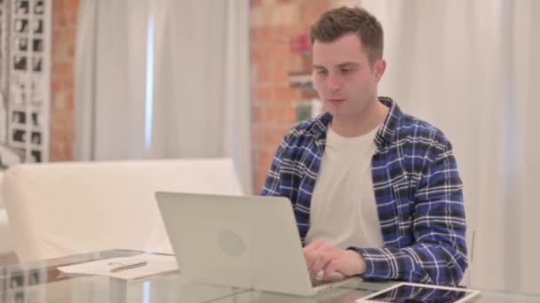 Dizüstü Bilgisayarda Kaybından Şok Olan Genç Adam — Stok video