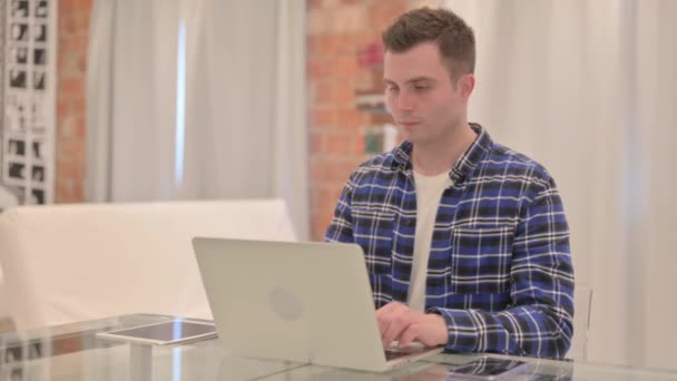Duimen Omlaag Door Jonge Casual Man Werken Laptop — Stockvideo