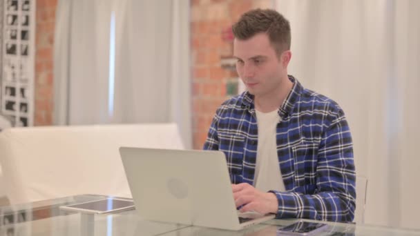 Igen Fiatal Alkalmi Férfi Ujjal Mutogatás Közben Dolgozik Laptop — Stock videók
