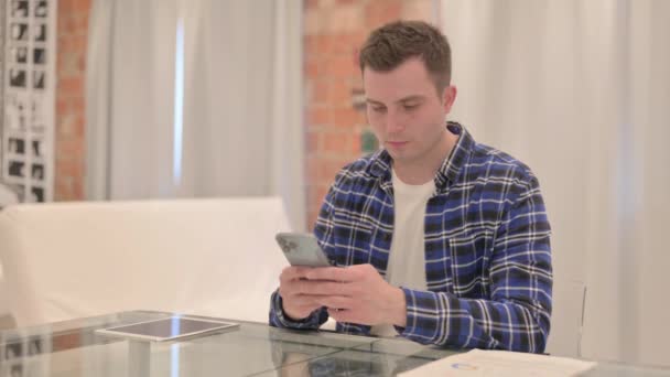 Ung Casual Man Använda Smartphone Jobbet — Stockvideo